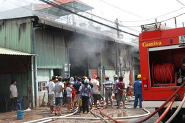 Cháy lớn công ty may giữa Sài Gòn