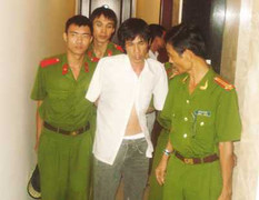 Theo chân công an ập vào nhà nghỉ tóm tội phạm ma túy