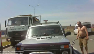 Video: Chuyện không hay khi tạt đầu xe tải