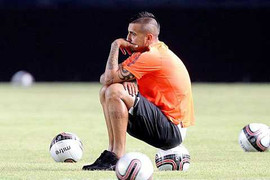 Lộ lý do Van Gaal thậm tệ chê Vidal