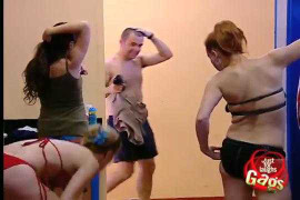 Vào nhầm nhà vệ sinh nữ và cái kết bất ngờ