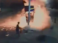 Ôtô 'điên' lao thẳng vào cây xăng bốc cháy dữ dội