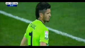 Clip: Bi kịch thủ môn thích thể hiện khiến đội nhà thua đau