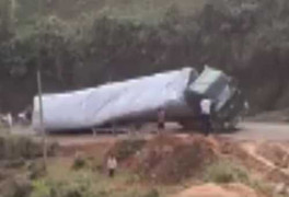 Kinh hãi khoảnh khắc đám đông tháo chạy khi container 22 bánh lật ở Yên Bái