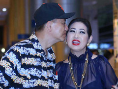 Vợ chồng Ý Lan tình cảm như thời mới yêu