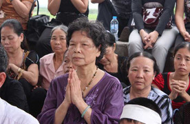 Gia đình làm lễ cầu siêu cho nạn nhân TMV Cát Tường