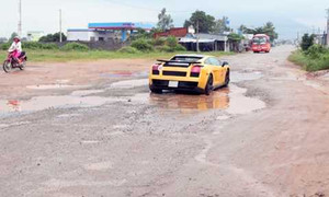 Ái ngại thay dàn siêu xe 'lặn lội' đường sá Việt Nam