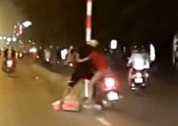 Clip: Đôi nam nữ lao xe máy vào dải phân cách, ôm biển báo