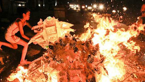 Clip: Người Việt đốt hàng trăm tỷ đồng cho tháng 'cô hồn'