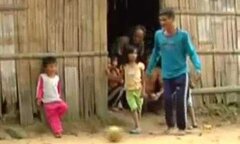 Clip: Cha con 'người rừng' làm nương, đá bóng