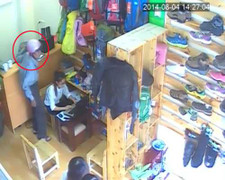 Cụ ông vào shop trộm điện thoại nhanh như cắt bị camera ghi lại