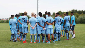 Đại gia quay cuồng chuyển nhượng: Man City tỉnh giấc, nhớ bài học Man Utd