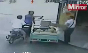 Mâu thuẫn nhỏ, 2 gã đàn ông dùng dưa hấu tấn công nhau giữa phố