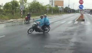 Clip: Xe máy liều lĩnh qua đường 'kiểu tự sát'