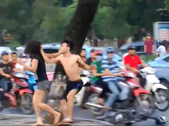 Clip thanh niên đánh bạn gái dã man giữa đường gây phẫn nộ