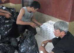 Ngụy trang thuốc lá lậu trong gầm xe qua mặt công an