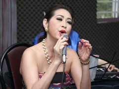 Ý Lan sexy vai trần ngay cả khi tập luyện