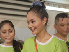 Lan Phương giản dị, tươi rói đi làm từ thiện