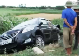 Xế hộp bị tàu hỏa tông bay xuống ruộng