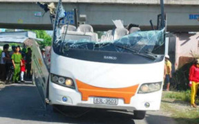 Xe chui không lọt gầm cầu vượt, 26 người bị thương