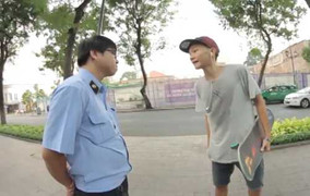 Đuối lý, bảo vệ đòi bắt thanh niên trượt ván trên vỉa hè