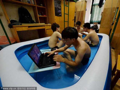 Sinh viên đặt bể bơi giữa phòng ký túc xá