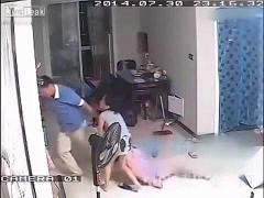 Clip gã chồng tệ bạc đánh vợ trước mặt con gây phẫn nộ