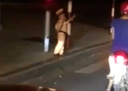 Cậu bé mặc đồ cảnh sát điều khiển giao thông ở Hà Nội gây sốt