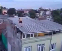 Clip: 'Ngáo đá' nhảy từ nóc nhà xuống vì nghĩ là hồ bơi