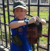 Thế giới phẫn nộ cha đăng ảnh con xách đầu lính Syria