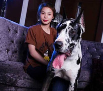 Nữ sinh xinh xắn nuôi thú cưng độc