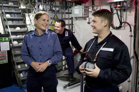 'Vụng trộm' với cấp dưới, nữ thuyền trưởng tàu chiến Anh mất chức