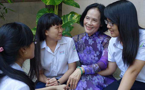 Cô giáo dùng thơ hóa giải... axit