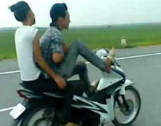 Chở bạn gái bị công an bắt, thanh niên rút súng hăm dọa