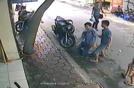 Đua đòi hút thuốc lào, gã trai say ngã lăn ra đường