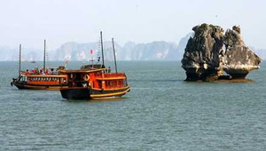 7.000 lít dầu đe dọa vịnh Hạ Long: Bộ chờ doanh nghiệp