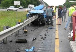 Tai nạn xuyên thấu xe hơi, lái xe thoát chết hy hữu