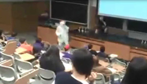 Clip: Thầy giáo trèo bàn rượt đuổi nam sinh trong lớp