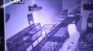 Trộm đội quần lót của chủ tiệm vàng lên đầu ngụy trang bị camera ghi lại