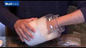 Clip: Ảo thuật làm nước đóng băng trong chớp mắt