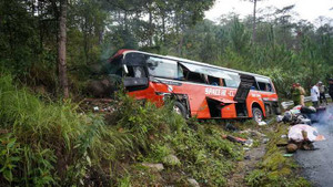 Tài xế hi sinh cứu hơn 40 người được trao kỷ niệm chương