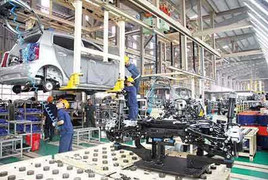 Đóng nhà máy, buôn ô tô nhập lãi hơn?