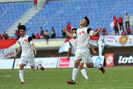 Clip: Xuân Trường sút phạt đẳng cấp mở tỉ số cho U19 Việt Nam