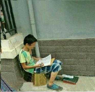 Con trộm xe, mẹ bắt xích vào ban công