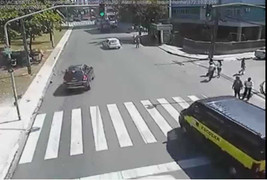 Clip: Xe đạp qua đường bị ôtô húc văng chục mét