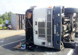 Container lật trên cao tốc, tài xế kêu cứu trong cabin