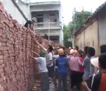 Clip: Cả xóm đánh nhau, ném gạch đá như phim chưởng