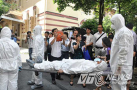 Bác sĩ 'khử khuẩn' cho bệnh nhân trong vùng dịch Ebola