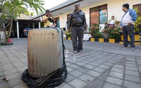 Con gái rủ bạn trai giết, giấu xác mẹ vào vali