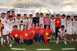 Quốc vương Brunei mời tiệc U19 Việt Nam